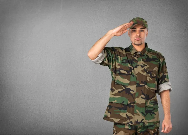 Ung soldat som hilser – stockfoto