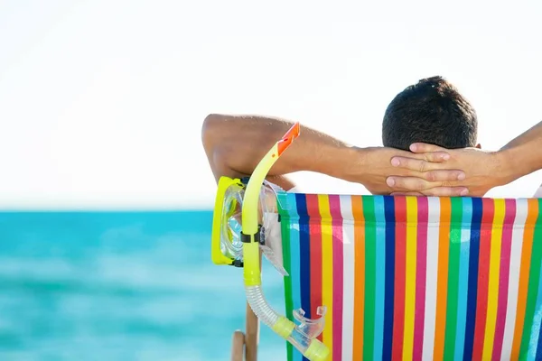 Hombre relajante en la playa —  Fotos de Stock