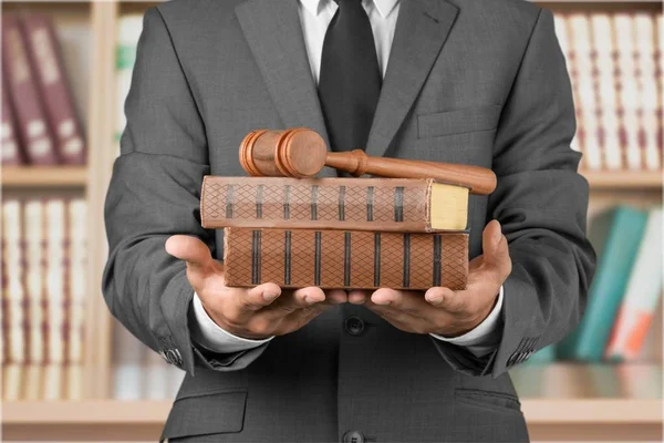 Advokat med ordförandeklubba domare och böcker — Stockfoto