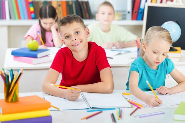 Escola crianças escrita teste — Fotografia de Stock