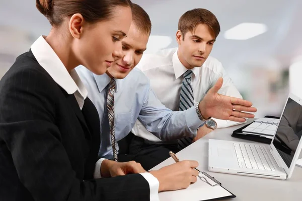 Businesspeople discussing something — Stock Photo, Image