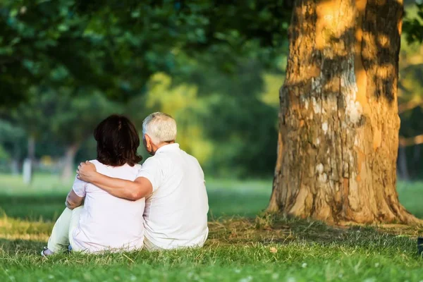 Couple âgé assis dans le parc — Photo