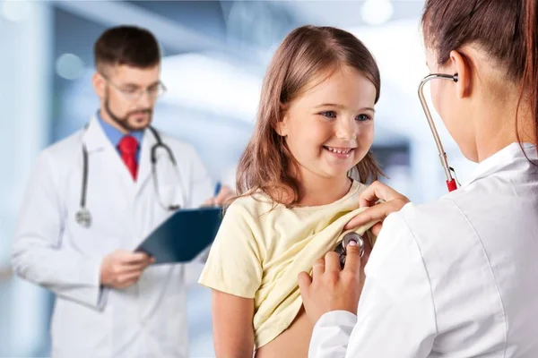 Jeunes Médecins Avec Petite Fille Sur Fond — Photo