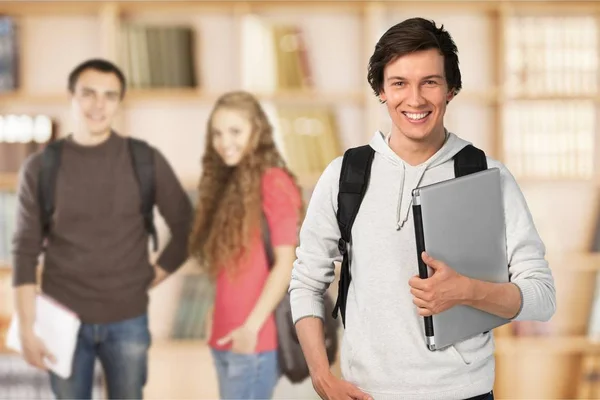 Studente che tiene il computer portatile — Foto Stock