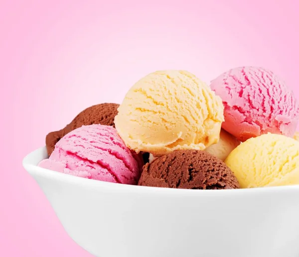 Gelato al cioccolato, vaniglia e fragole — Foto Stock