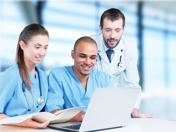 Equipe de médicos falando expertise — Fotografia de Stock