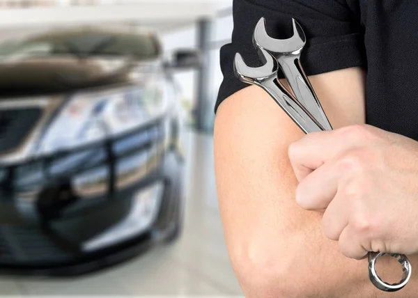 Mano masculina sosteniendo herramientas de coche — Foto de Stock