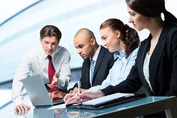 Empresários fazendo relatório — Fotografia de Stock