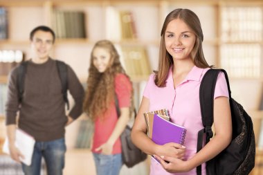 Kütüphanedeki genç öğrenci 