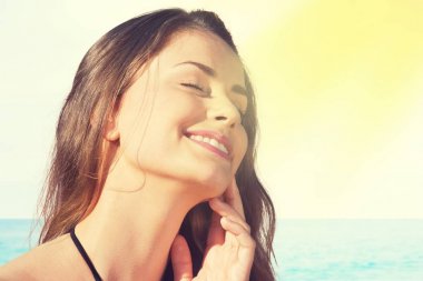 oldukça genç gülümseyen mutlu kadın