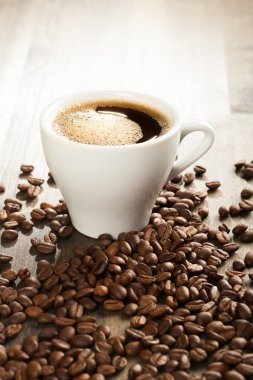 Kahve fincanı ve kahve çekirdeği.