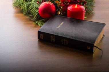 Heilige Bijbel met kaars