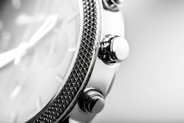 metal saatin yakın çekim fotoğraf