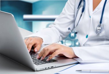 Doktor dizüstü bilgisayarla çalışıyor
