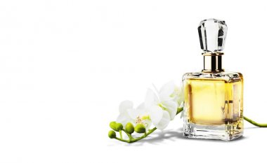 parfüm şişesi ve çiçekler 