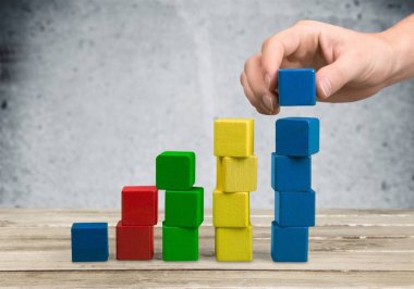 El oyuncak ahşap bloklar deste ile