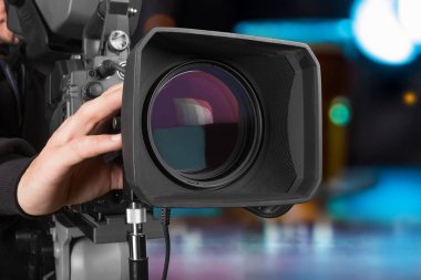 Kameraman fotoğraf makinesi ile çalışma  
