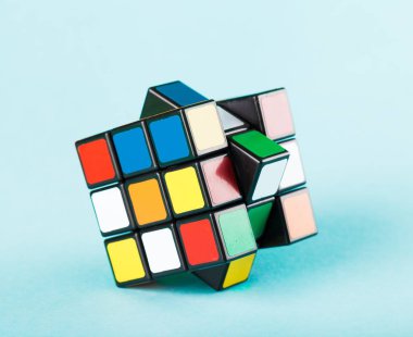 Arka plan üzerinde Rubik küpü. 