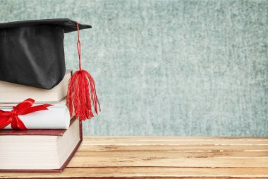 Mezuniyet kolej kitap yığını üzerinde