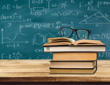  kitap ve tablo arka plan üzerinde gözlük