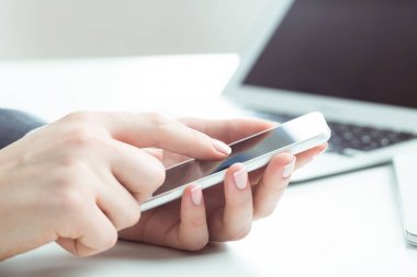 akıllı telefon tutan eller 