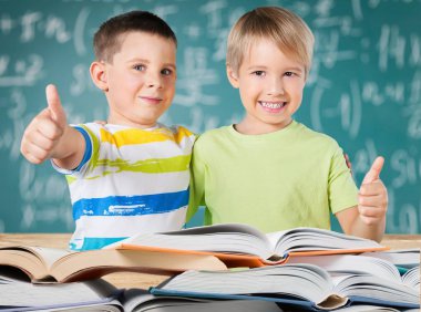 Ok işaret gösteren mutlu öğrenciler