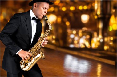 Saksafonla oynayan adam