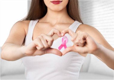 Yardım işareti şerit olan kadın