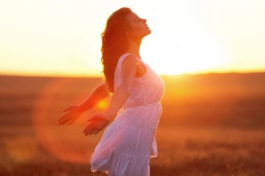 Kadın günbatımı ışığı altında