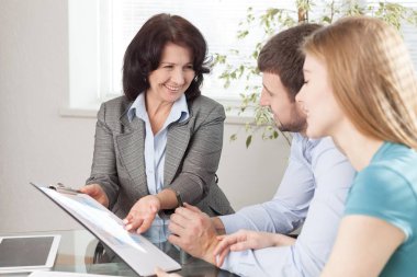 Bir şey tartışırken iş adamları