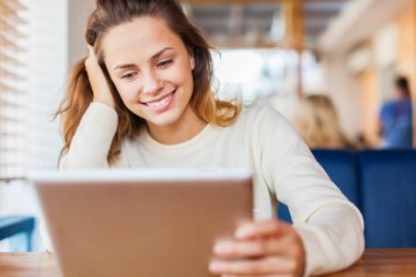 tablet bilgisayar ile güzel bir kadın