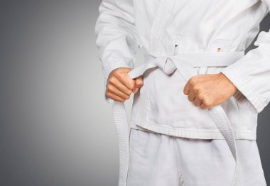 Adam beyaz kimono içinde