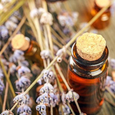 Yağ şişeleri ve kuru lavanta 