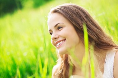 Doğada genç ve güzel bir kadın