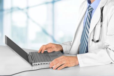 Doktor dizüstü bilgisayarla çalışıyor