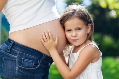 hamile kadın kızla 