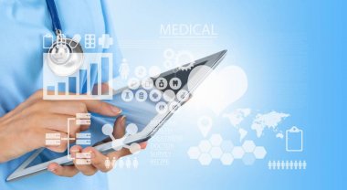 tablet pc ile çalışan doktor