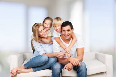 Güzel gülümseyen aile