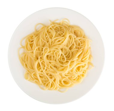 Beyaz tabakta haşlanmış erişte