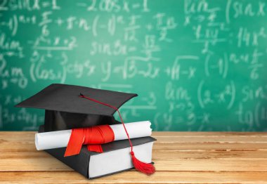 Mezuniyet şapkası ve diploması. 