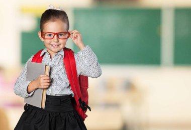 güzel kız holding kitap