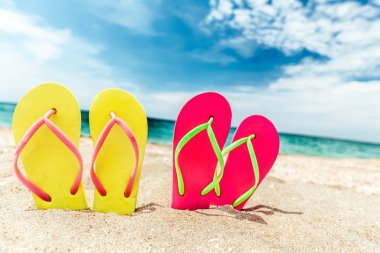 Plaj flip-flop çiftleri