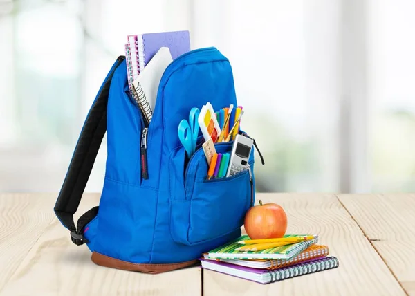 Schulschreibwaren im Rucksack — Stockfoto