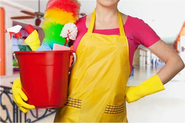 Vrouw met schoonmakende levering — Stockfoto