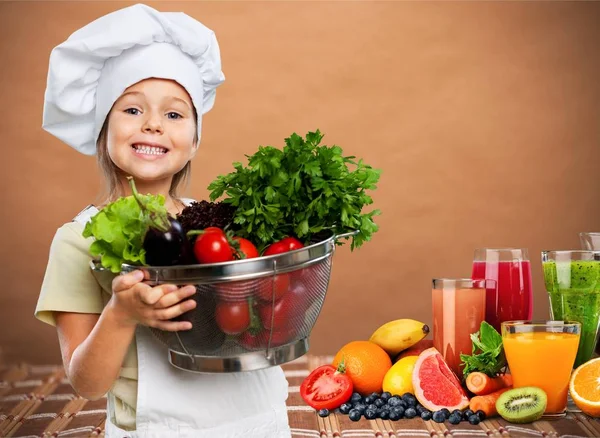 Niña preparando comida saludable —  Fotos de Stock