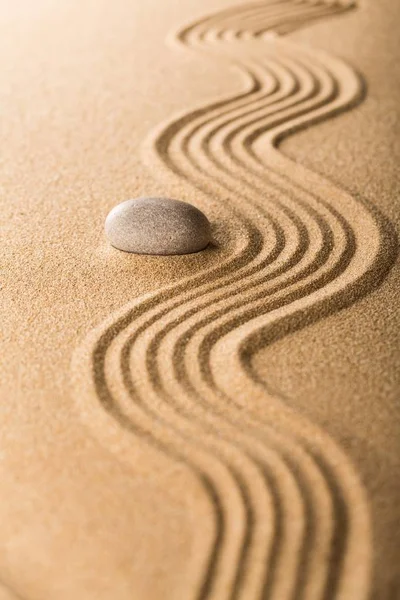 Piedra Zen en la arena . — Foto de Stock