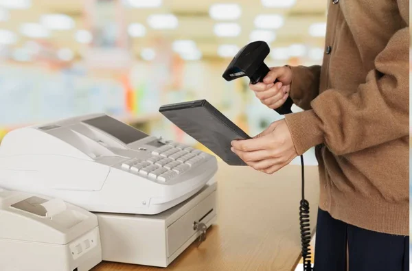 Frau scannt Code im Geschäft — Stockfoto