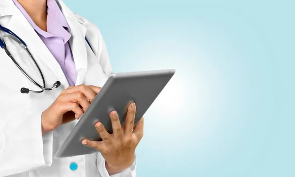 Doktor, pracovat s počítačem tablet pc — Stock fotografie
