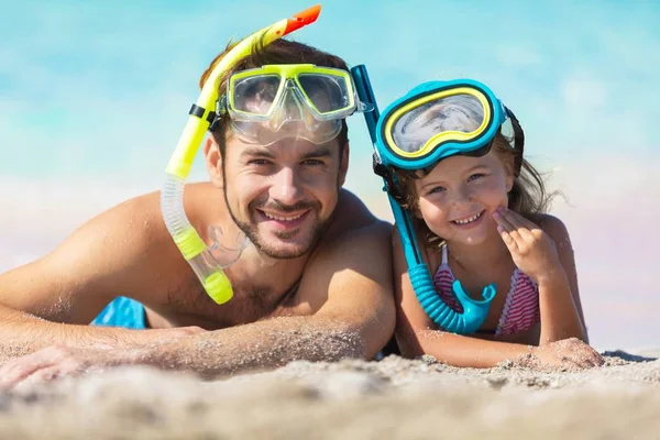 Vater und kleine Tochter am Strand — Stockfoto