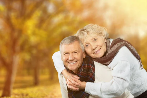 Portrait of an elderly couple hugging — Stock Photo, Image
